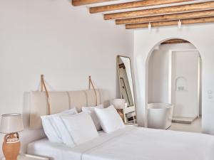 Postel nebo postele na pokoji v ubytování Belvedere Mykonos - Hilltop Rooms & Suites - The Leading Hotels of the World