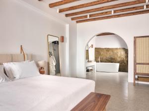 Postel nebo postele na pokoji v ubytování Belvedere Mykonos - Hilltop Rooms & Suites - The Leading Hotels of the World
