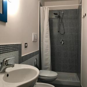 ルティリアーノにあるDimora Essenzaのバスルーム(洗面台、シャワー、トイレ付)