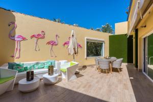 A piscina localizada em Holiday Club Playa Amadores ou nos arredores