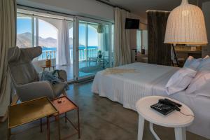 a hotel room with a bed and a table and a chair at Villa Singular in San José