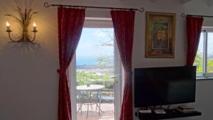 Μια τηλεόραση ή/και κέντρο ψυχαγωγίας στο Castillo Lanzarote Villa Winni - Luxury Villa - Pet friendly with heated Pool