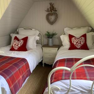 Posteľ alebo postele v izbe v ubytovaní Glencroft A Fairytale Highland Cottage