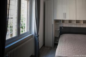 um quarto com uma cama e uma grande janela em Nido di Pina em Roma