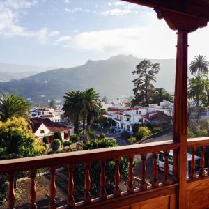 balcone con vista su una città e sulle montagne. di Villa Santini a Teror