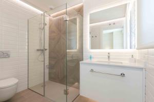 y baño con ducha, aseo y lavamanos. en The Rentals - Preference Brunet, en San Sebastián