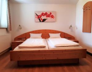 Postel nebo postele na pokoji v ubytování Gästehaus Hosp