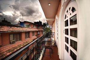 un balcón de un edificio con una silla en DOM Himalaya Hotel en Katmandú