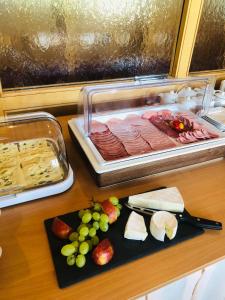 a counter with a tray of meat and cheese and grapes at Tennis- und Freizeitzentrum Neudörfl in Neudörfl
