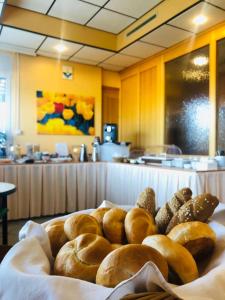 a pile of bagels on a table in a restaurant at Tennis- und Freizeitzentrum Neudörfl in Neudörfl