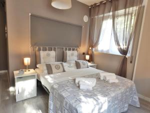 1 dormitorio con 2 camas y ventana grande en Charming House in Old Town Desenzano en Desenzano del Garda