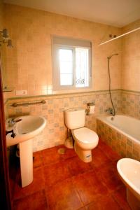 La salle de bains est pourvue de toilettes, d'un lavabo et d'une baignoire. dans l'établissement Casa Rural El Limonero, à Los Naveros