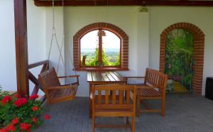 - une terrasse couverte avec 2 chaises, une table et une fenêtre dans l'établissement Penzion Rogallo, à Hořičky