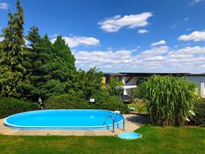 - une piscine dans une cour avec un aménagement paysager dans l'établissement Penzion Rogallo, à Hořičky
