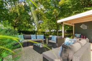 eine Terrasse mit Sofas und einem Pavillon in der Unterkunft Centro Hotel U-NO 1 in Großbettlingen