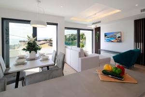 MODENA MARIS-heated pool-grill-relax-jacuzzi apartments的休息区