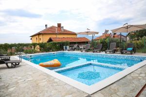 The swimming pool at or close to Guest House Ognyanovo
