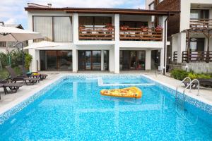 The swimming pool at or close to Guest House Ognyanovo