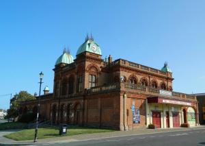 Gallery image of 'Pavilion Cottage' next to Gorleston beach with sea views - pet friendly! in Gorleston-on-Sea