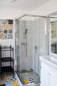 y baño con ducha y puerta de cristal. en Diamond Astoria Apartments, en Budapest