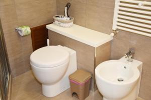 A bathroom at 315 Via Roma Rooms centro