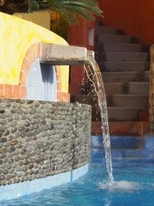 Quinta del Encanto في كروز دي هواناكاكستيل: وجود نافورة مياه في المسبح