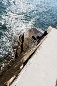 Zdjęcie z galerii obiektu Song of the Sea: ocean balcony & stairs to the sea w Aronie