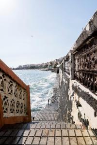 Zdjęcie z galerii obiektu Song of the Sea: ocean balcony & stairs to the sea w Aronie