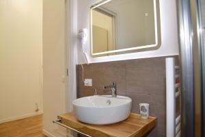 A bathroom at 315 Via Roma Rooms centro