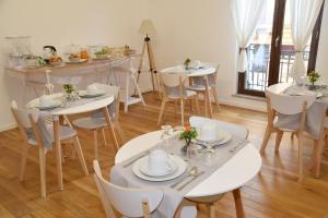 A restaurant or other place to eat at 315 Via Roma Rooms centro