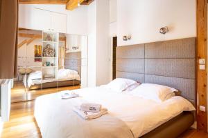 ein Schlafzimmer mit einem großen Bett mit einem großen Kopfteil in der Unterkunft Penthouse le Bartavel - Chamonix All Year in Chamonix-Mont-Blanc
