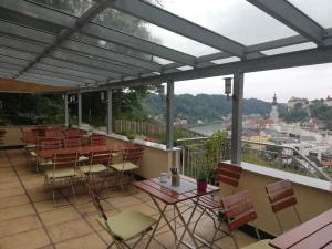 balcón con mesas y sillas y vistas a la ciudad en Waldgasthaus, en Hochburg