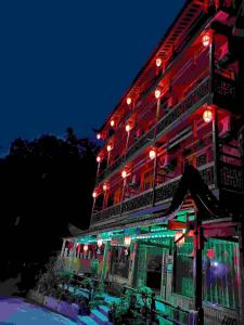 un edificio con luces rojas y verdes. en Yangjiajie Inn en Zhangjiajie