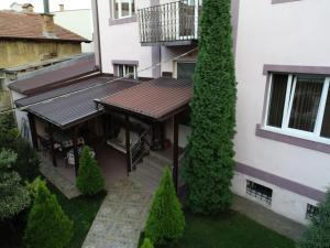 einen Außenblick auf ein Gebäude mit einem Balkon in der Unterkunft Guest House Via in Bitola