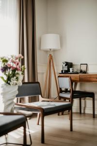 uma sala de estar com 2 cadeiras e uma secretária em Hotel Majestic em Budva