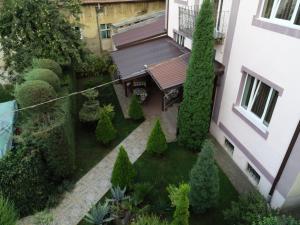 una vista aérea de un jardín en un edificio en Guest House Via, en Bitola