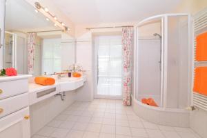 Koupelna v ubytování Hotel Garni Ingeborg + 37 fotografií
