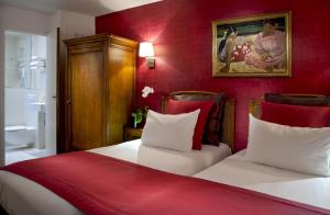 Postel nebo postele na pokoji v ubytování Timhotel Invalides Eiffel