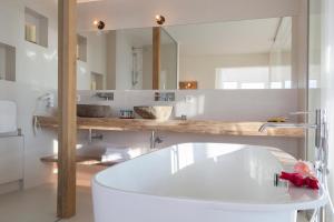 Een badkamer bij Noordzee, Hotel & Spa