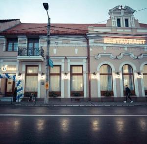 un edificio al lado de una calle de la ciudad en Hotel Darina Tarnaveni en Tîrnăveni
