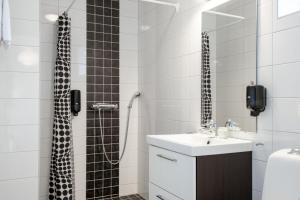 Koupelna v ubytování EttSmart Hotell + 25 fotografií