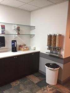 cocina con encimera y cubo de basura en Days Inn by Wyndham Hinton, en Hinton