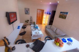 ein Wohnzimmer mit zwei Tischen und einer Couch in der Unterkunft Wine Hostel in Tbilisi City