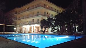 Bazén v ubytování Nireus Hotel nebo v jeho okolí