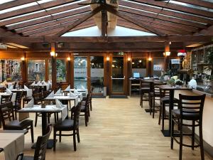 a dining room with tables and chairs in a restaurant at Landhaus Pohlhof in Cologne