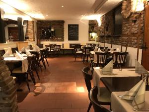 a dining room with tables and chairs in a restaurant at Landhaus Pohlhof in Cologne