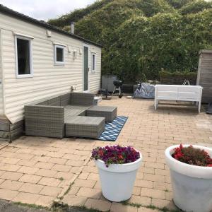 un patio con due vasi bianchi con fiori di Chalet De Duinberg a IJmuiden