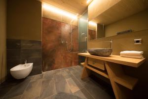 Ένα μπάνιο στο Bike & Ski Hotel Diana Karersee +20 φωτογραφίες