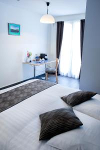 Cama o camas de una habitación en Hôtel Bel'Espérance