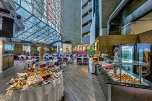 uma linha de buffet com comida em exposição num edifício em Hotel Massis em São Paulo